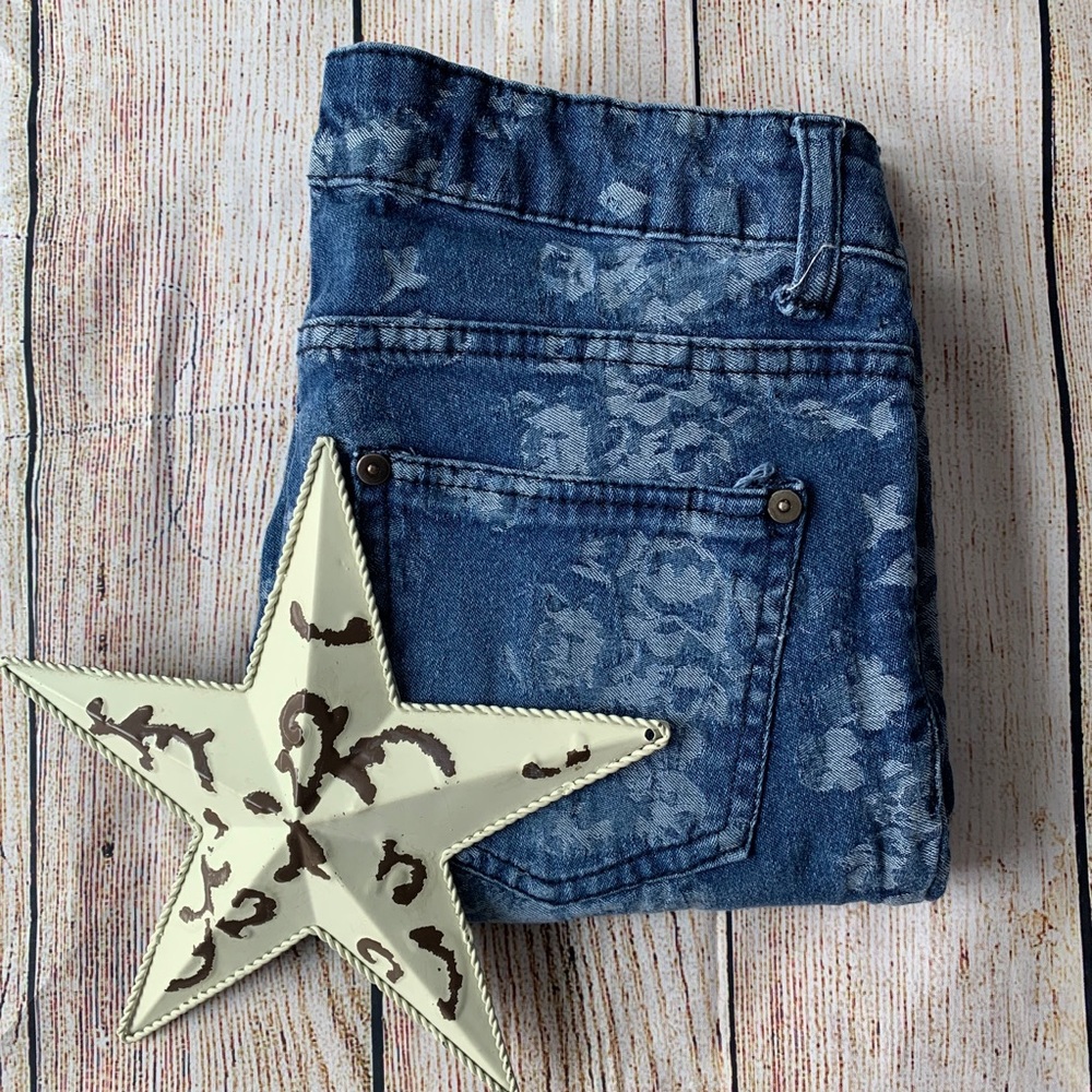 2. Forever 21 - Skinny Jeans - Size 26 - H-20
